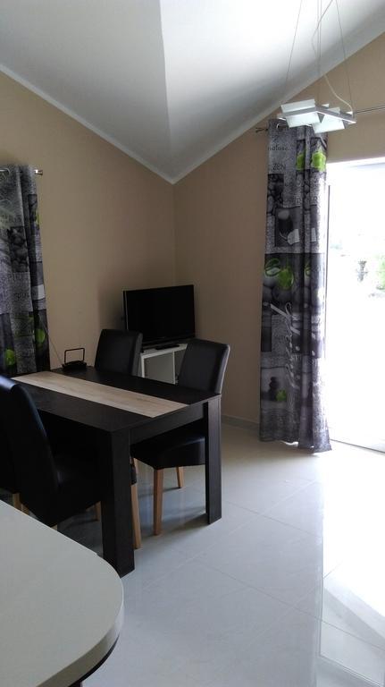Apartments Lena Sutomiscica ภายนอก รูปภาพ